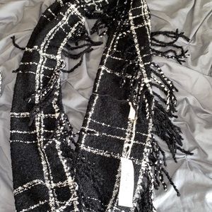 Black and white scarf